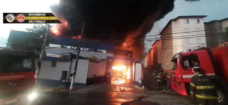 Incêndio destrói fábrica de plástico na cidade de Guarulhos (SP)