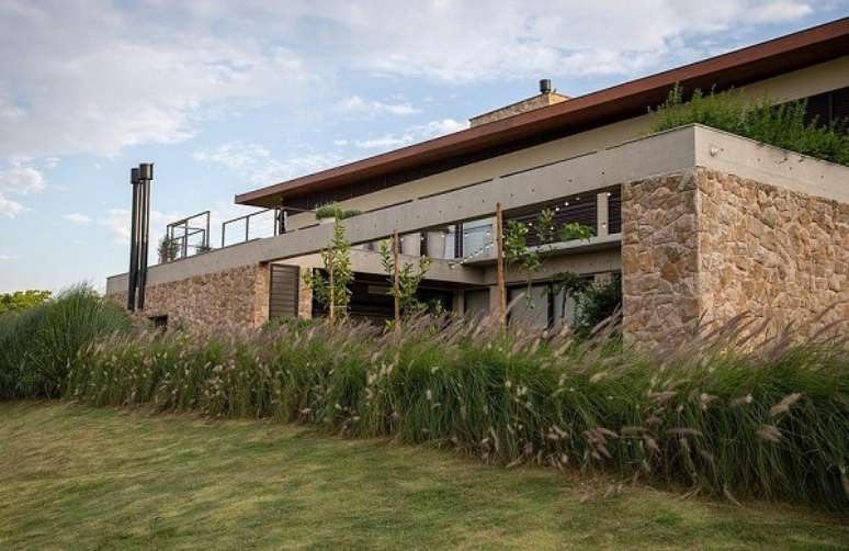 51. Casas rústicas modernas com fachada de pedra – Foto Studio Clarica Lima