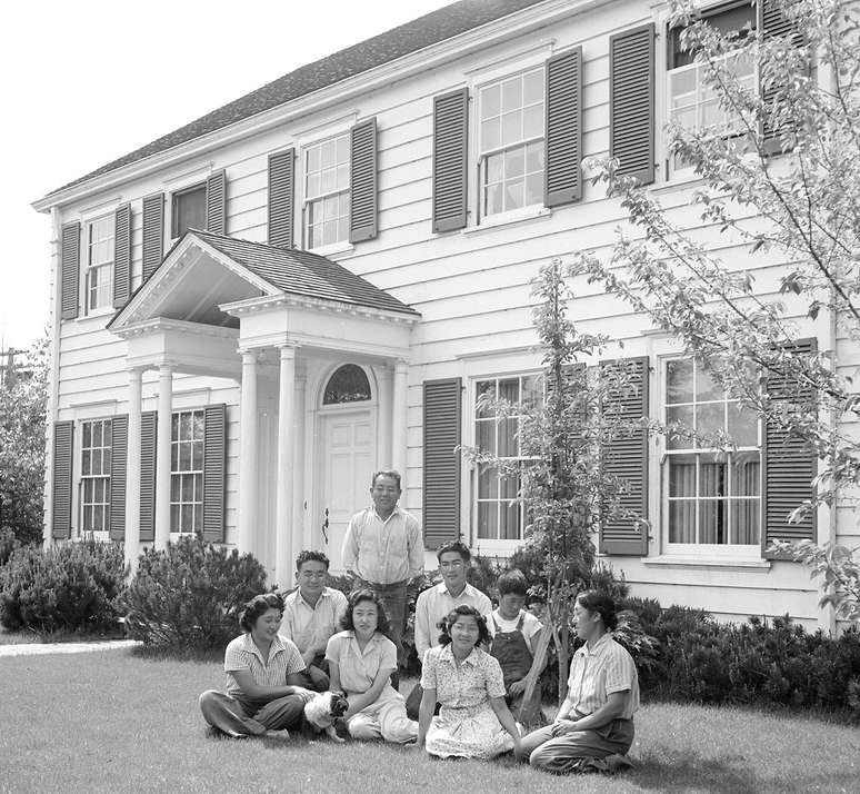 A fam&iacute;lia Shibuya no gramado em frente &agrave; sua casa em Mountain View, Calif&oacute;rnia, antes da evacua&ccedil;&atilde;o para os campos da Autoridade de Realoca&ccedil;&atilde;o de Guerra, em 18 de abril de 1942