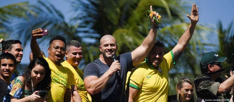 Deputado Daniel Silveira, que foi condenado pelo STF e recebeu indulto de Bolsonaro, em ato "pela liberdade e pelo Brasil" em Copacabana, em 1º de Maio