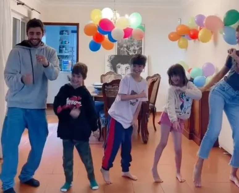 Pedro Scooby dança ao lado dos filhos e da atual esposa Cintia Dicker (Reprodução)