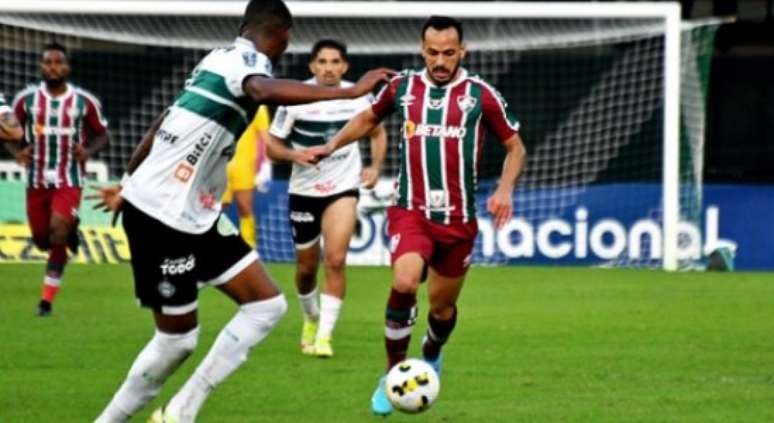 Yago Felipe, do Fluminense, conduz a bola sendo observado pelos jogadores do Coritiba (MAILSON SANTANA/FLUMINENSE FC)