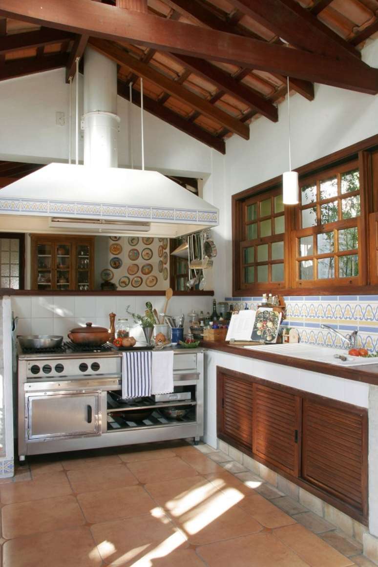 33. Cozinha de casas rústicas modernas com bancada de madeira – Foto Karia Perrone