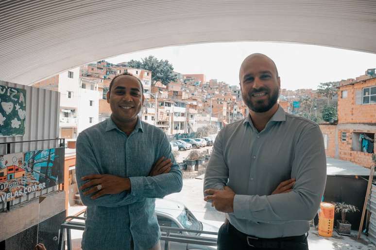 À esquerda, Gilson Rodrigues, presidente do G10 Favelas, e Marx Rodrigues, presidente do novo canal virtual para comunidades.