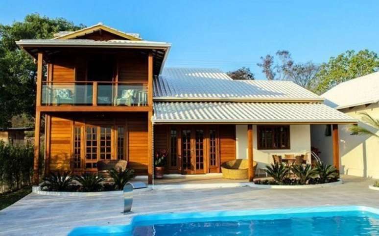 37. Casas rústicas modernas com piscina e fachada de madeira – Foto Homify
