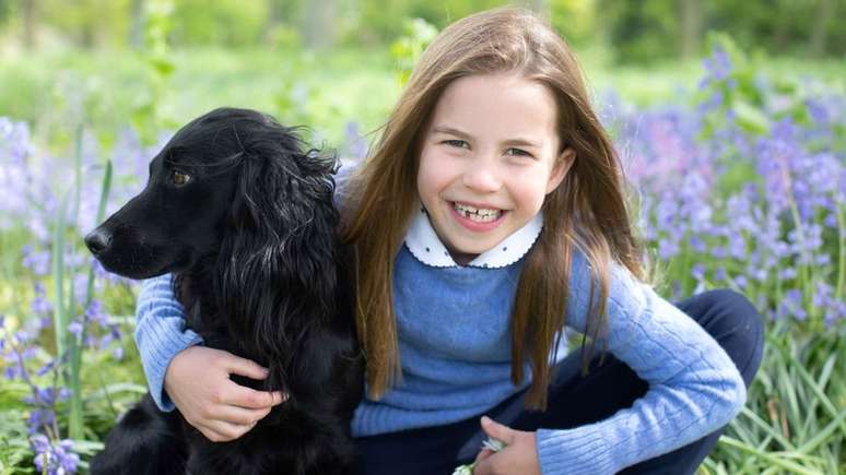 Em uma das tr&ecirc;s fotos divulgadas antes de seu anivers&aacute;rio, a princesa Charlotte &eacute; fotografada com sua cachorra, Orla