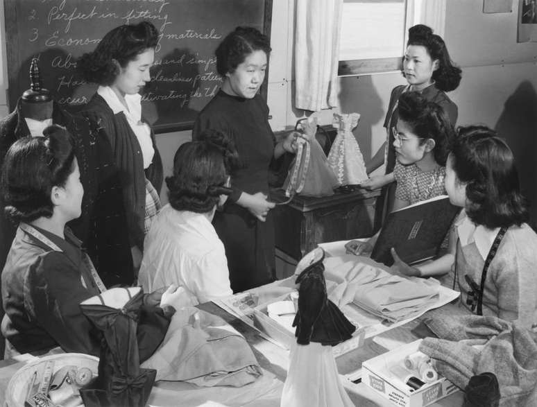 A professora Ryie Yoshizawa com um grupo de estudantes no centro de realoca&ccedil;&atilde;o em Manzanar, Calif&oacute;rnia, em 1943