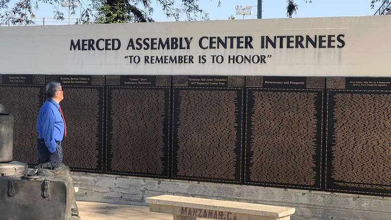 O tio de Konno visita monumento no antigo Cento de Reuni&otilde;es Merced