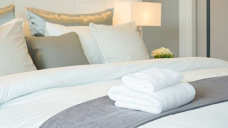 "Dormimos bem em hot&eacute;is porque os quartos tendem a ser bem pensados, os len&ccedil;&oacute;is s&atilde;o de boa qualidade e trocados regularmente"