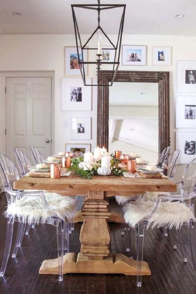 64. Cadeira acriíico transparente e mesa rustica para casas rústicas modernas – Foto Ashley Modern Glam