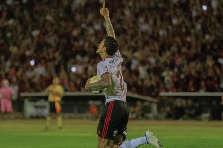 Pedro, do Flamengo, comemora seu gol durante partida contra o Altos 