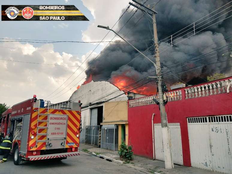 Incêndio atinge galpão na Zona Norte de São Paulo