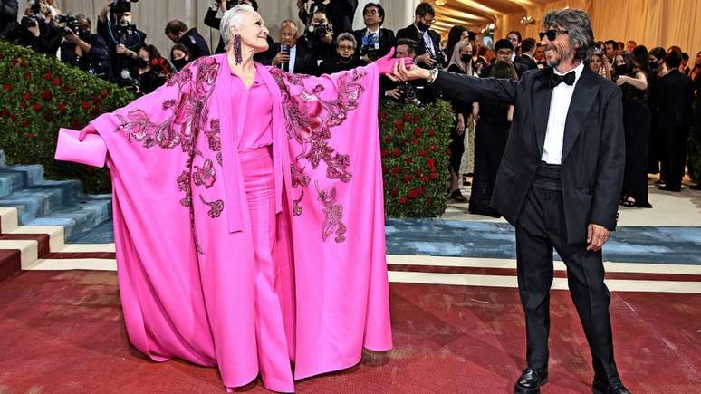 Estilista Pierpaolo Piccioli (à direita) mostra o vestido rosa que desenhou para atriz Glenn Close (à esquerda)