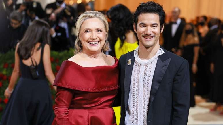 Ex-candidata presidencial Hilary Clinton (à esquerda) trabalhou com o estilista Joseph Altuzarra (à direita) em seu vestido, que tem os nomes de 60 mulheres famosas do passado bordados nele