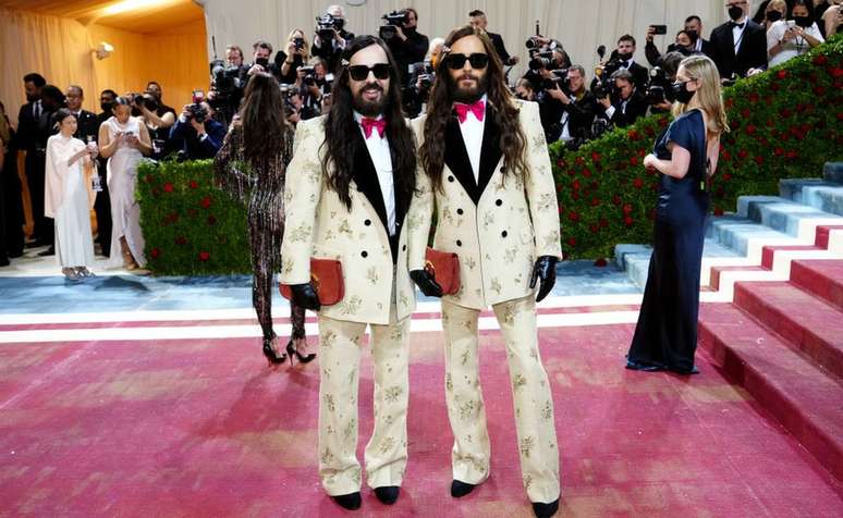 Ator e músico Jared Leto (à direita) e estilista Alessandro Michele (à esquerda) usam ternos bordados combinando