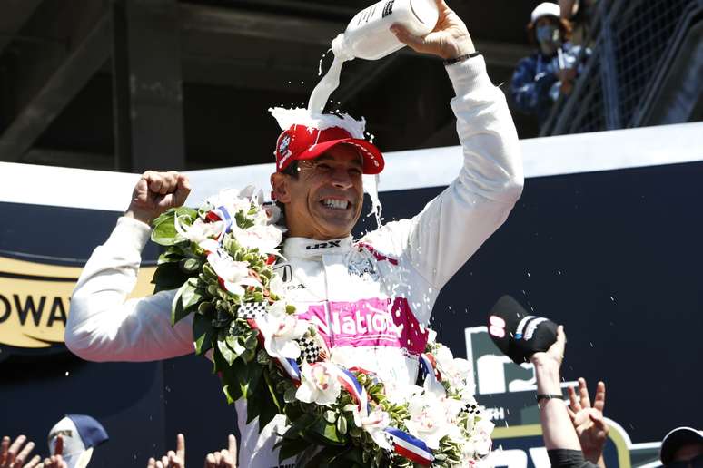 Helio Castroneves comemora com leite na Indy 500 2021 