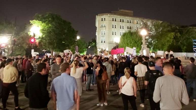 Manifestantes protestam após vazamento de documento da Suprema Corte dos EUA