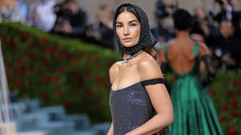 Modelo Lily Aldridge usa um vestido coberto de 170 mil cristais