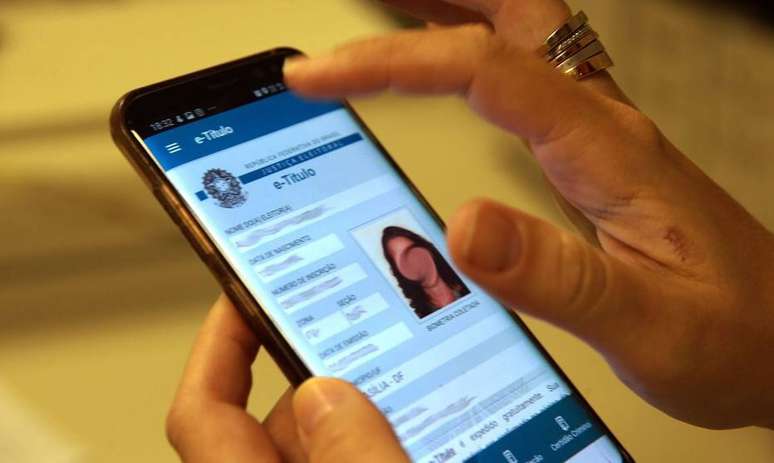 Na hora de votar, eleitor deve poder levar documento no smartphone, como na eleição de 2020.