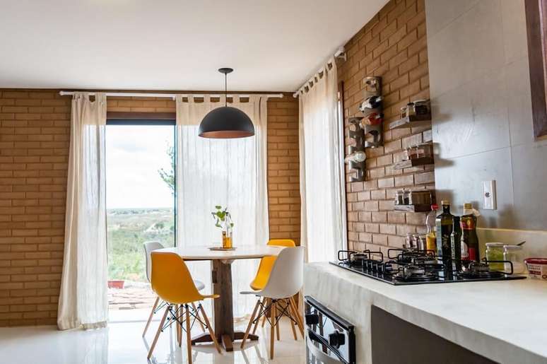 4. Janelas amplas favorecem a entrada de luz natural no ambiente. Foto: NeoSolar