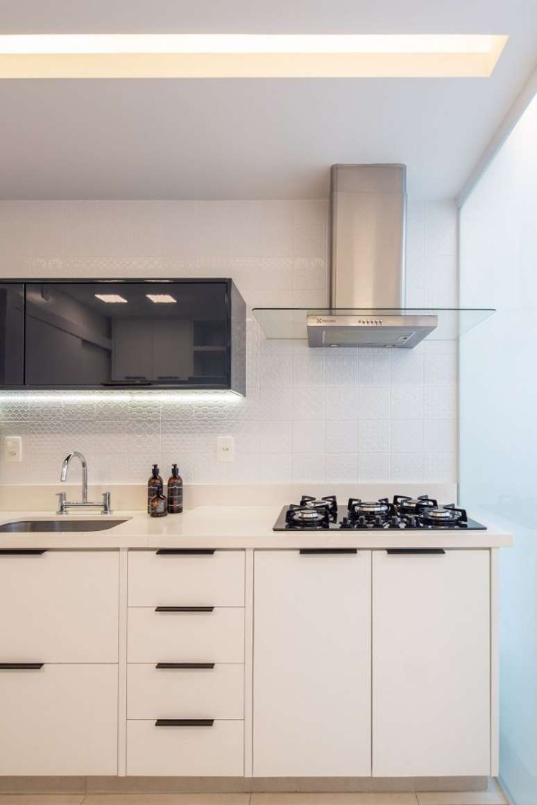 26. Sanca com led para cozinha iluminada – Foto Vita Arquitetura