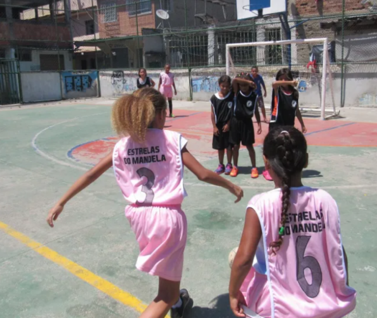 Jogadoras de futebol precisam enfrentar atitudes machistas, além de assédio moral e sexual