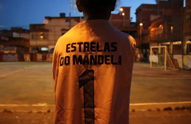 Projeto Estrelas do Mandela oferece aulas de futebol feminino para moradoras do complexo de favelas do Manguinhos, no Rio de Janeiro