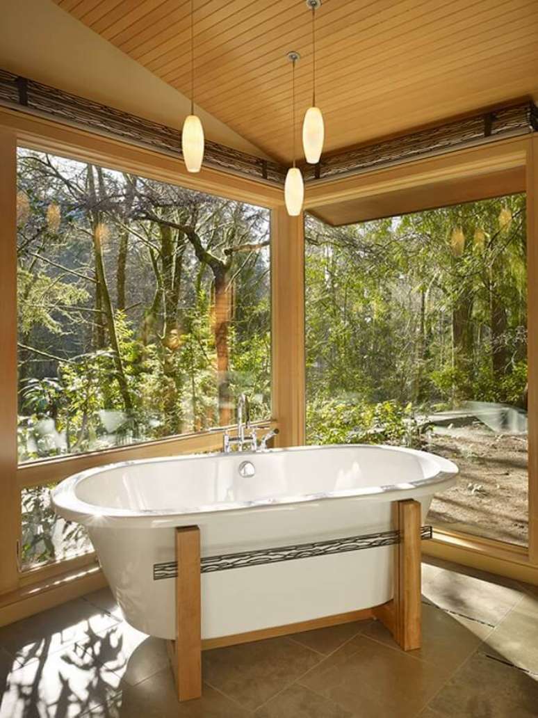 44. Decoração de banheiro com paredes de vidro e base de madeira para banheira de imersão – Foto: Architizer