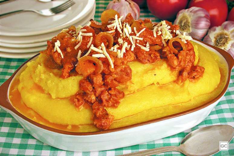 Guia da Cozinha - Receita de polenta com ragu de linguiça e queijo