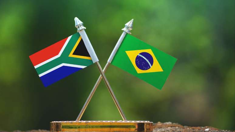 A imagem mostra as bandeiras do Brasil e da África do Sul.