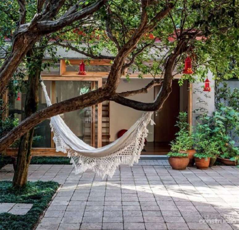 9. Piso rústico para quintal com rede de descanso – Foto Casa Abril