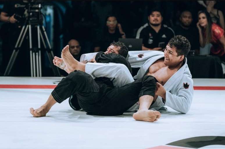 Mica Galvão finalizou Lucas "Hulk" e fez história ao conquistar o GP dos médios do BJJ Stars (Foto: Manu Maciel)