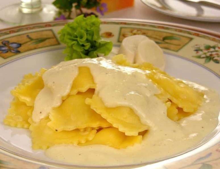 Ravi&oacute;li ao creme &ndash; Foto: Guia da Cozinha