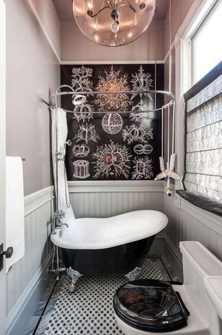 63. Tons de cinza para banheiro decorado com banheira de imersão vitoriana preta pequena – Foto: Houzz