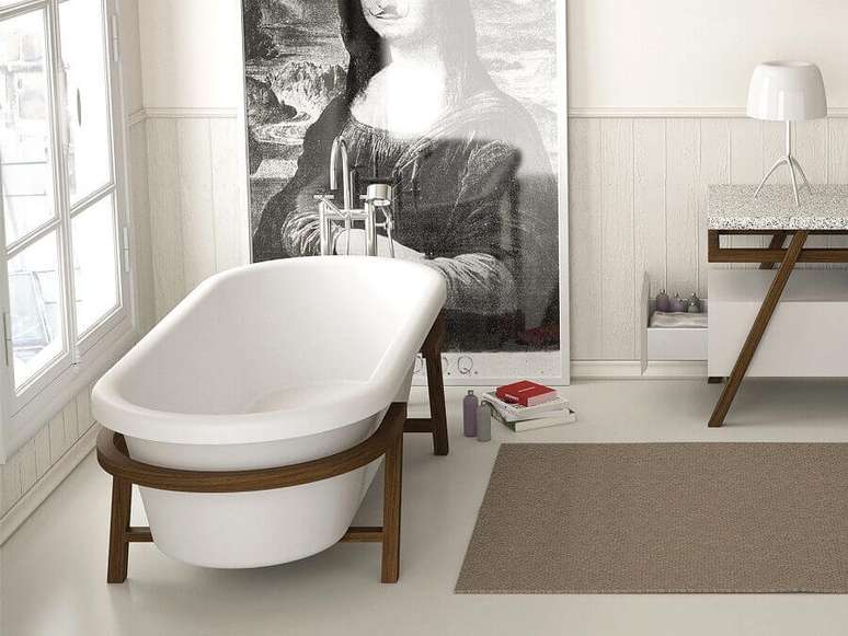 43. Decoração de banheiro com base de madeira para banheira de imersão – Foto: Pianeta Design