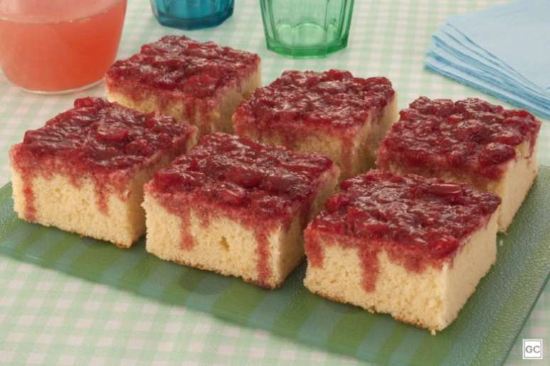 Guia da Cozinha - Bolo com geleia caseira de morango