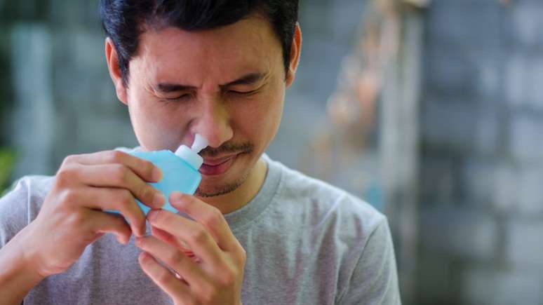 Lavar o nariz com soro fisiológico diariamente é uma das principais atitudes para proteger a mucosa interna do nariz