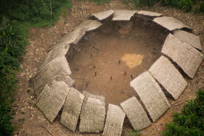 Malocas de indígenas em isolamento voluntário dentro do território yanomami; comunidade está a 17 km de focos de garimpo, segundo a Funai