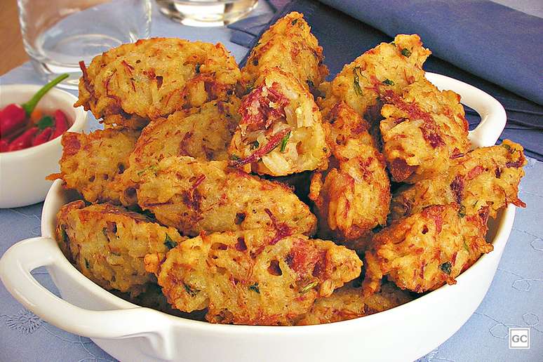 Bolinho de arroz carreteiro com linguça – Foto: Guia da Cozinha