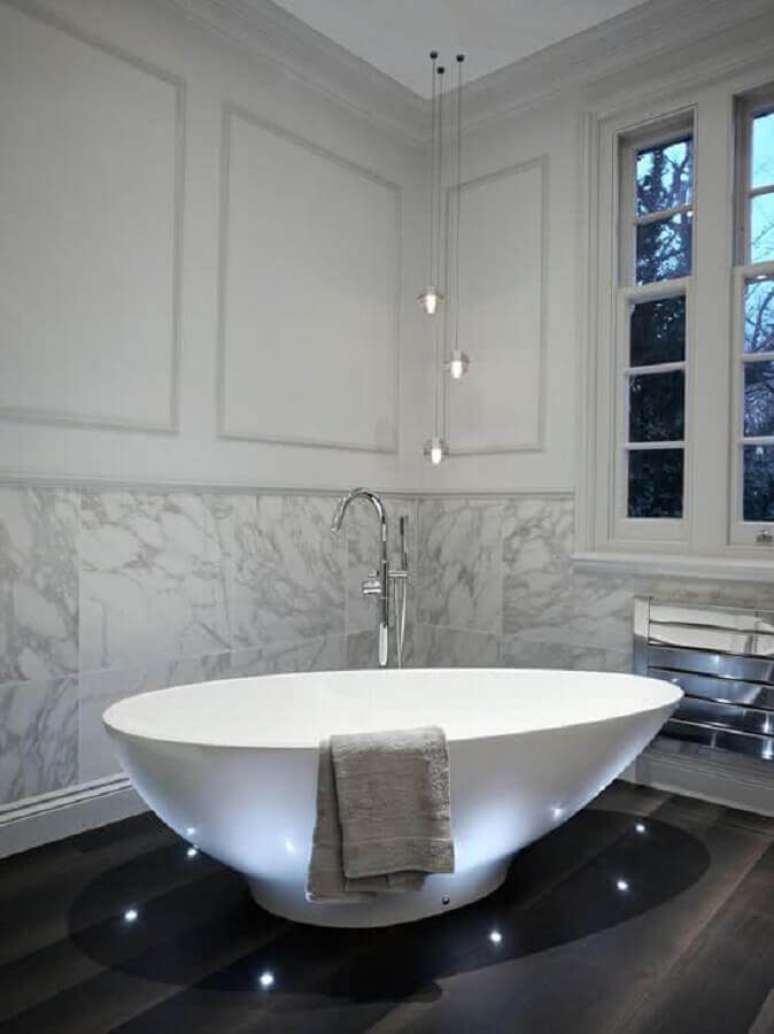 41. Decoração de banheiro com banheira de imersão contemporânea oval – Foto: Decoratorist
