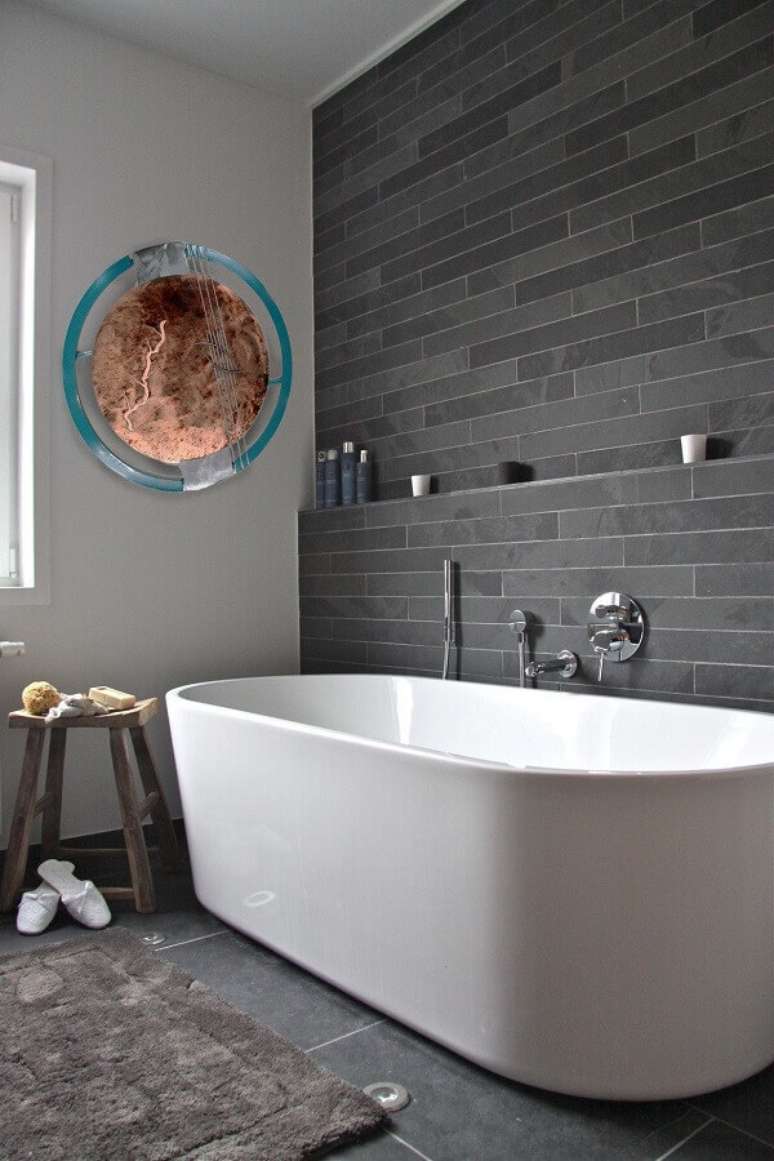 40. Decoração de banheiro cinza com banheira de imersão – Foto: Architecture Art Designs