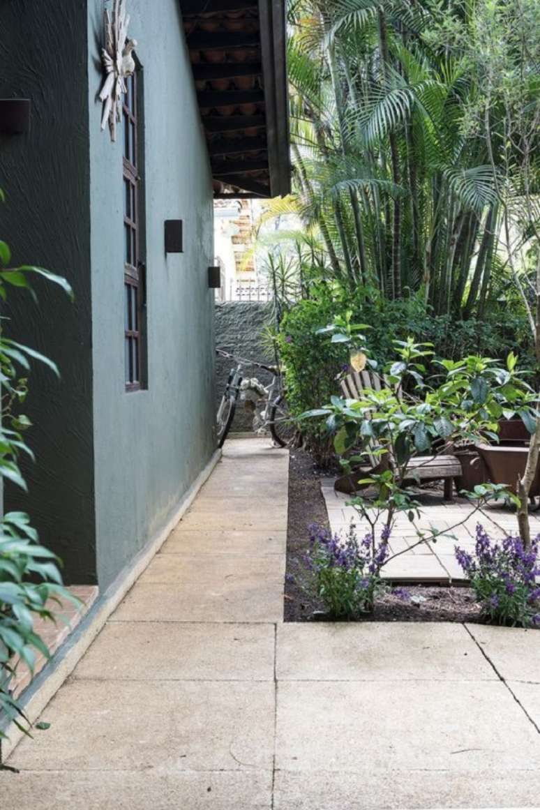 41. Piso rústico para quintal com jardim e móveis de madeira – Foto Casa de Valentina