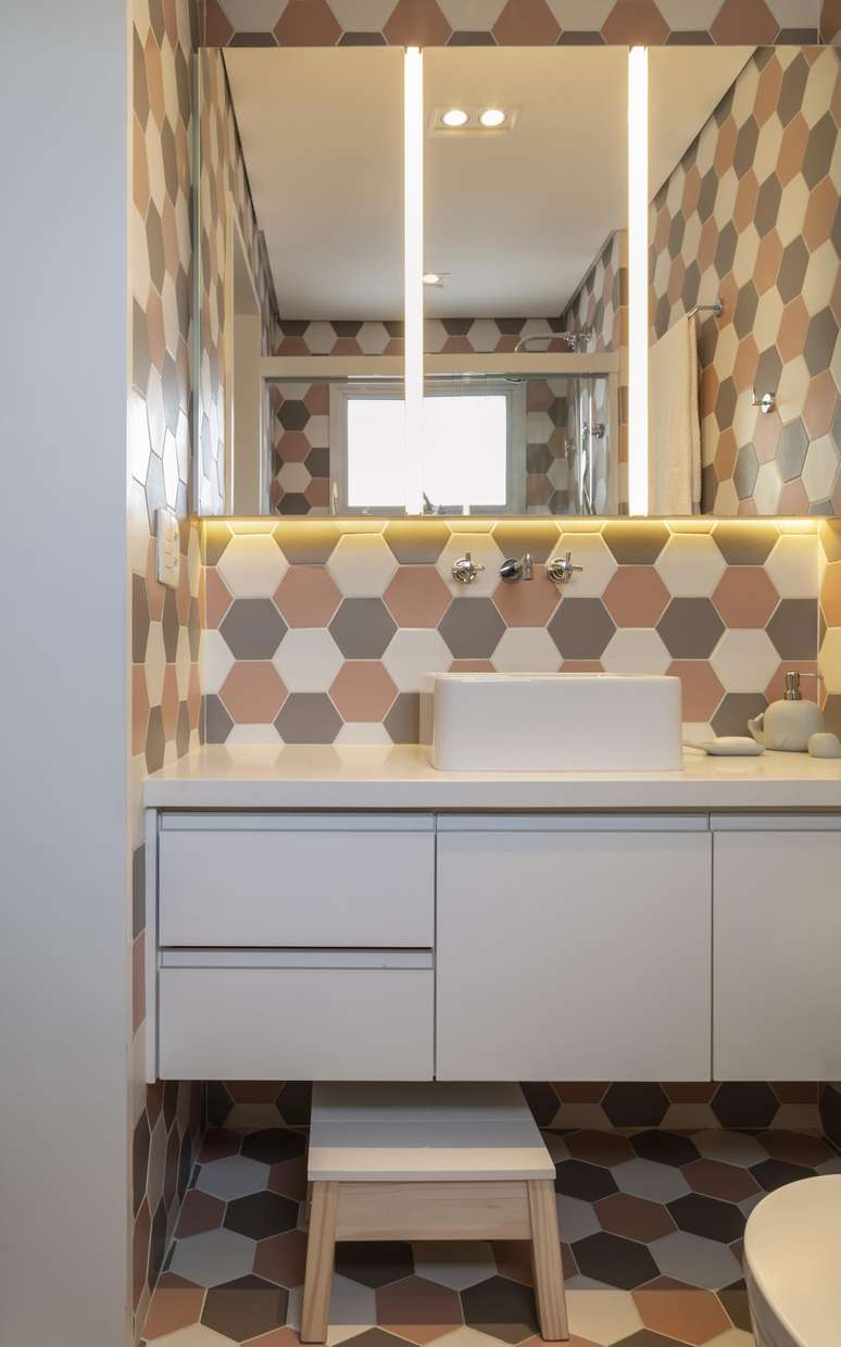 Escada embaixo da pia para ajudar a dar autonomia aos pequenos, no projeto de Marina Carvalho.