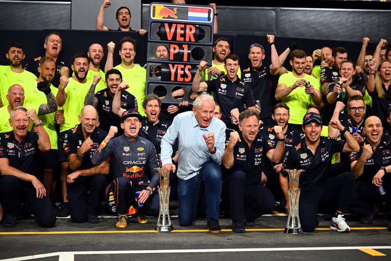 Newey ao lado de Verstappen comemorando a vitória em Jedá 