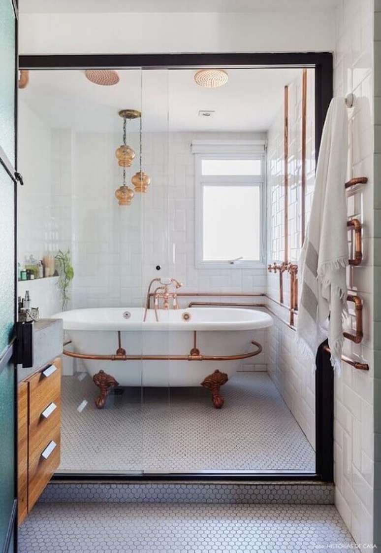 42. Decoração de banheiro com banheira de imersão vitoriana com detalhes cobre – Foto: Arquiteta Evelyn Luci