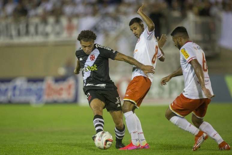 Vasco e Grêmio empataram pela série B em jogo de muitas faltas e