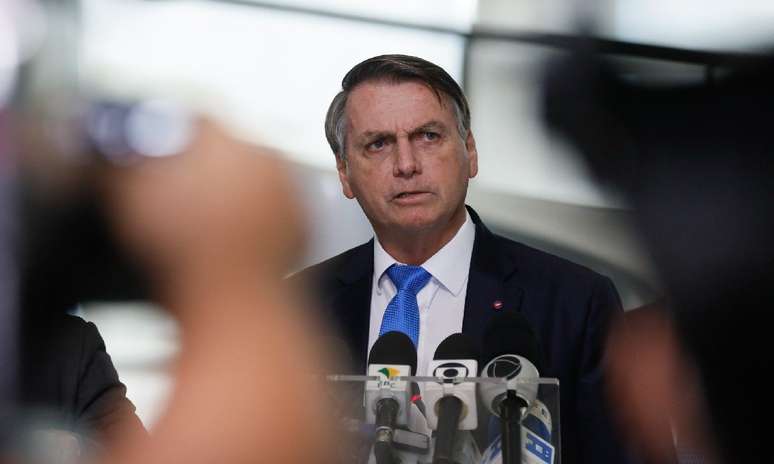 Governo Bolsonaro distribui verbas a aliados, sem transparência, em troca de apoio parlamentar