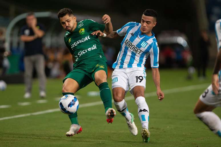 Alesson jogador do Cuiabá disputa lance com Miranda jogador do Racing durante partida no estadio Arena Pantanal pelo campeonato Copa Sul-Americana 2022.