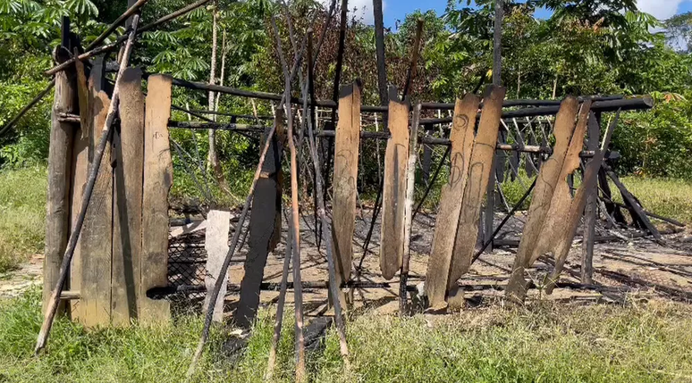 Cabana Yanomami queimada na comunidade de Aracaçá, em Roraima
