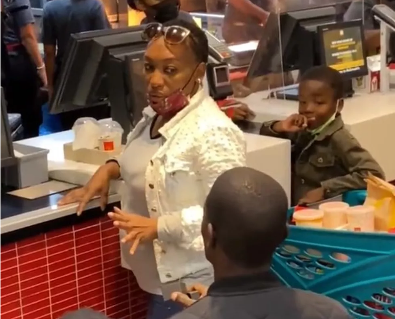 Homem tem pedido de casamento negado na fila do Mc Donald's